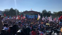 Kehadiran Jokowi langsung disambut antusias oleh para pendukung yang sudah memenuhi ruas jalan. Tabuhan alat musik kompang khas Melayu menyambut Jokowi. Foto: Ray Jordan/detikcom