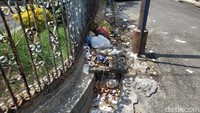 ‎Setiap hari petugas Dinas Kebersihan Pemkot Pekanbaru mengangkut sampah. Tapi tetap saja sejumlah tumpukan sampah muncul di sejumlah titik. (Foto oleh Chaidir Anwar Tanjung, diambil Jumat 5 April 2019 sore).