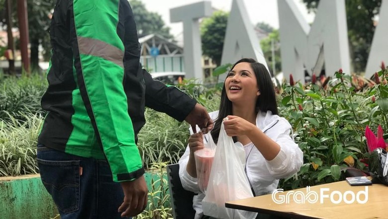Jessica Mila memesan makanan di Taman Musik Centrum (Robi Setiawan/detikcom) Jessica Mila memesan makanan di Taman Musik Centrum (Robi Setiawan/detikcom)