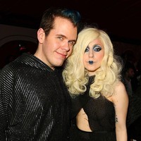 Kerap menulis hal negatif tentang selebriti kecuali Paris Hilton yang menjadi inspirais namanya, Perez Hilton sering mendapat gugatan hukum dan kecaman. Aktor Colin Farrell menggugatnya pada 2005 karena menyebarkan link yang disebut Perez Hilton sebagai video porno sang aktor. Pertemanannya dengan Lady Gaga juga berakhir gara-gara tulisan negatifnya tentang sang penyanyi. Foto: Dok. Getty Images