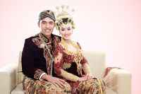 Ilustrasi pasangan pengantin Jawa