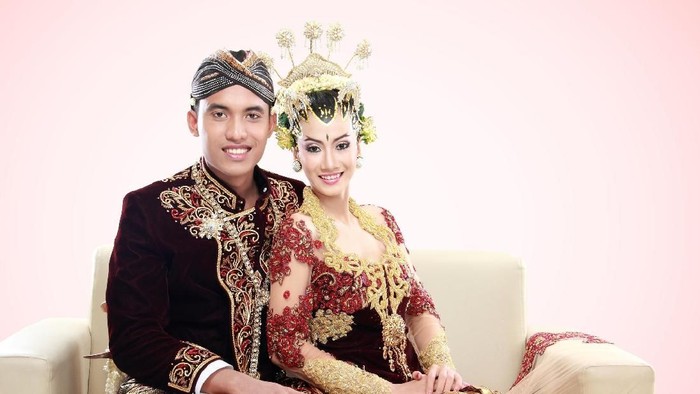 traditional java wedding couple husband and wife hold each other