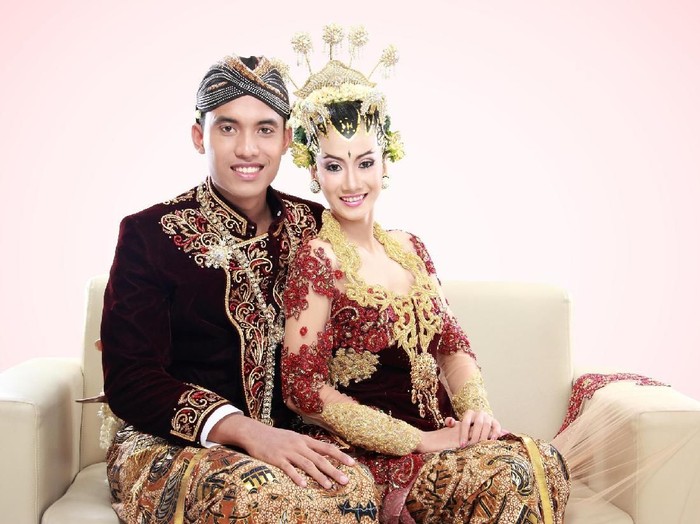 traditional java wedding couple husband and wife hold each other