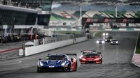 Pada menit ke-28, T2 melakukan switching driver dan pada saat yang bersamaan T2 kembali mengganti ban menjadi ban kering. Rio Haryanto yang menjadi driver ke-2 pada race kali ini, berhasil mengejar ketertinggalan dan menembus peringkat ke-18 dalam kurun waktu 30 menit. Yang membuat pertandingan ini menarik adalah race pace yang dimiliki Rio Haryanto tidak berbeda dengan yang didapatkan oleh 3 peringkat teratas. Foto: pool