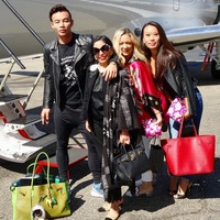 Kane punya gaya hidup jet set. Berpergian keliling dunia dengan jet pribadi menjadi hal yang biasa baginya. Inilah penampakan Kane saat akan berlibur bersama teman-teman sosialitanya. Foto: dok. Instagram (@kanelk_k)