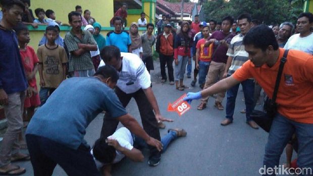 Polisi Gelar Pra Rekonstruksi Pengeroyokan Pria Berkaus Jokowi