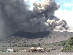 Abu Vulkanik Bromo Mengarah ke Negeri di Atas Awan