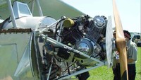 Pada awal 90-an, seorang pria dengan nama Richard Giles membangun replika pesawat tempur Perancis Perang Dunia I, Nieuport 12. Sementara pesawat asli menggunakan 80-hp Le Rhone atau mesin 100-hp, Giles menggunakan sesuatu yang berbeda untuk mendapatkan pesawatnya untuk terbang. Bangga saat baling-baling pesawat dapat dinyalakan dari mesin V-twin dari Yamaha XV1100, alias Virago. Giles memilih blok ini karena ringan (terbuat dari aluminium). Foto: Pool (Rideapart)
