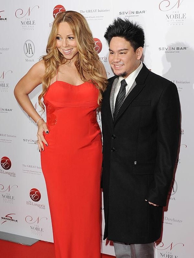 Sesekali, pria 36 tahuni ini memiih tampilan yang normal dengan gaya yang lebih formal. Seperti ketika ia berpesta bersama Mariah Carey di The Dorchester, London, pada Desember 2011. The Dorchester merupakan salah satu hotel milik keluarga Sultan Brunei.  Foto: dok. Getty Images