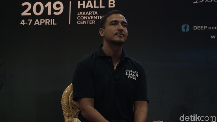 Jaga Lingkungan, Hamish dan Raisa Bikin Sedotan dari Bambu