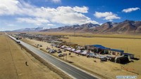 Pada tahun 2006, bagian Golmud-Lhasa dari Kereta Api Qinghai-Tibet juga telah dibuka untuk lalu lintas, yang merupakan kereta api pertama di Tibet. Istimewa/Xinhuanet.