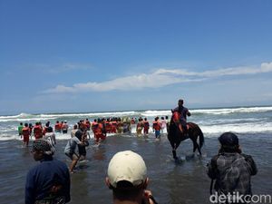 Selain ke Merapi, Keraton Yogya juga Gelar Labuhan ke Laut Selatan