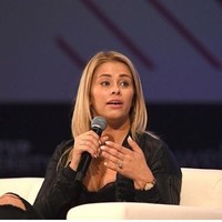 “Aku telah banyak menyembunyikan sisi kewanitaanku. Aku telah menolak peluang (jadi model) karena aku ingin orang melihatku sebagai petarung profesional. Mungkin aku tidak terlihat seperti petarung profesional, tetapi, hei, aku terlahir seperti ini, imbuhnya. Foto: dok. Instagram @paigevanzant