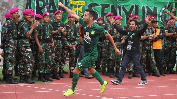 Persebaya Surabaya akan menjamu Arema FC pada leg pertama.