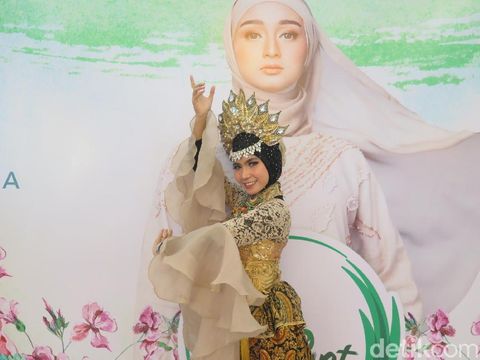 Guru SD Beraksi Tari  Jaipong di Audisi Sunsilk Hijab  Hunt 