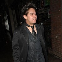 Menyaksikan penampilan musisi legendaris Prince di London pada 2007, Pangeran Azim sukses mencuri perhatian berkat busananya. Ia memakai dasi di dalam kemeja dengan kancing yang terbuka lebar. Foto: dok. Getty Images