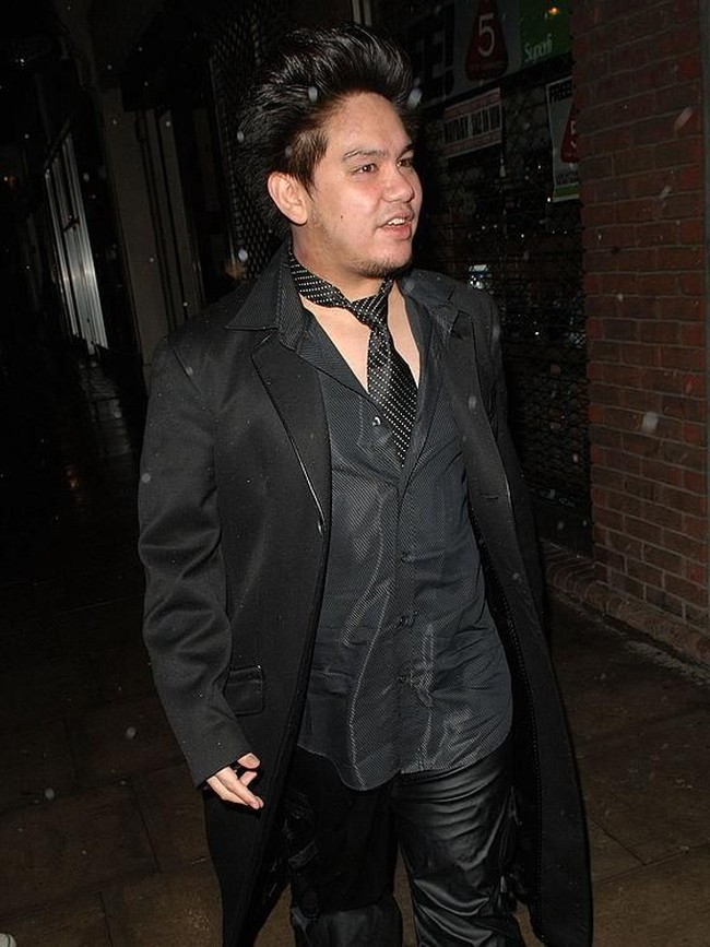 Menyaksikan penampilan musisi legendaris Prince di London pada 2007, Pangeran Azim sukses mencuri perhatian berkat busananya. Ia memakai dasi di dalam kemeja dengan kancing yang terbuka lebar. Foto: dok. Getty Images