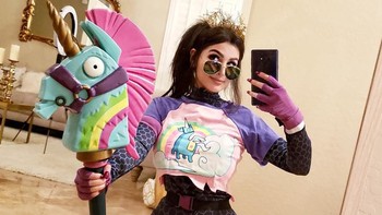 Akun Instagram Lia, @sssniperwolf, bahkan juga sudah punya 4 jutaan follower. Padahal di bio ia mengaku akun Instagram ini cuma berisikan selfie dirinya. Atau justru memang itu yang dicari fansnya? (Foto: Instagram @sssniperwolf)