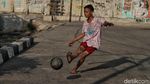 Lapangan Terendam Rob, Anak-anak Main Bola di Jalanan