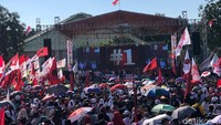 Ini yang pingsan sudah lebih dari 30. Hati-hati semuanya. Hati-hati jangan desak-desakan, jangan dorong-dorongan. Biar yang pingsan nggak nambah. Ini sudah hampir 40 orang, jangan ada yang dorong-dorong lagi, biar nggak ada yang pingsan lagi, kata Jokowi. Foto: Ray Jordan/detikcom