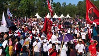 Kehadiran Jokowi langsung disambut antusias oleh para pendukung yang sudah memenuhi ruas jalan. Tabuhan alat musik kompang khas Melayu menyambut Jokowi. Foto: Ray Jordan/detikcom