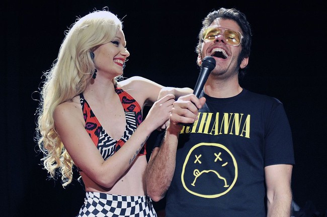 Perez Hilton terang-terangan mengakui dirinya seorang LGBT. Sebelum menjadi aktor, dia pun pernah bekerja untuk organisasi LGBT, GLAAD. Meskipun mendukung cinta sesama jenis, pria 41 tahun itu pun pernah membuat kontroversi di dunia LGBT. Dia pernah menghina seorang finalis kontes kecantikan yang tidak mendukung LGBT. Hinaannya itu pun dikecam para aktivis LGBT. Foto: Dok. Getty Images