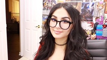 Penghargaan Gamer of the Year itu diraih Lia karena dirinya memang ngetop sebagai gamer, selain juga YouTuber. (Foto: Instagram @sssniperwolf)
