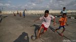 Lapangan Terendam Rob, Anak-anak Main Bola di Jalanan