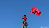 Puluhan ribu pendukung Jokowi memenuhi Lapangan Temenggung Abdul Jamal. Massa terlihat terpusat di sekitar area panggung kampanye. Banyak massa yang membawa bendera baik lambang parpol hingga bendera dukungan untuk Jokowi. Banyak juga yang membawa payung, karena sinar matahari terasa cukup terik.