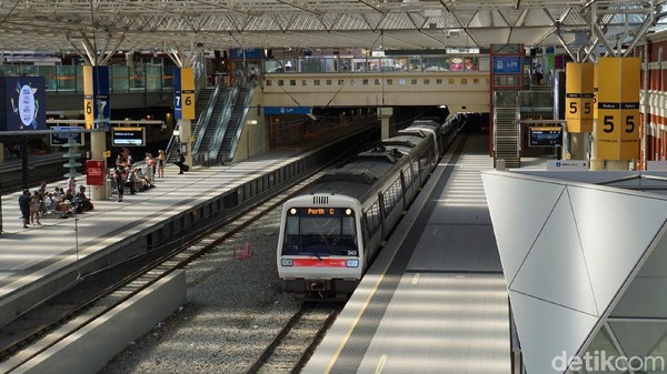 Dari Bandara Perth, nanti ada bus Transperth nomor 380, 40 dan 935 yang akan mengantar kita ke pusat Kota Perth. Kereta di Perth juga rapi (Masaul/detikcom) Dari Bandara Perth, nanti ada bus Transperth nomor 380, 40 dan 935 yang akan mengantar kita ke pusat Kota Perth. Kereta di Perth juga rapi (Masaul/detikcom)