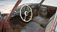 Alih-alih menggunakan kata klasik, sebuah mobil Porsche 356 Coupe penuh karat dihargai USD$ 82.500 atau setara dengan Rp 1,1 miliar (Kurs USD$ 1 = Rp 14.184). Foto: Pool (carscoops)