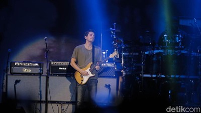 Aksi John Mayer Bius Para Penggemarnya di Jakarta