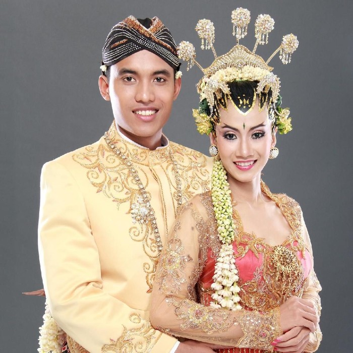 traditional java wedding couple husband and wife hold each other