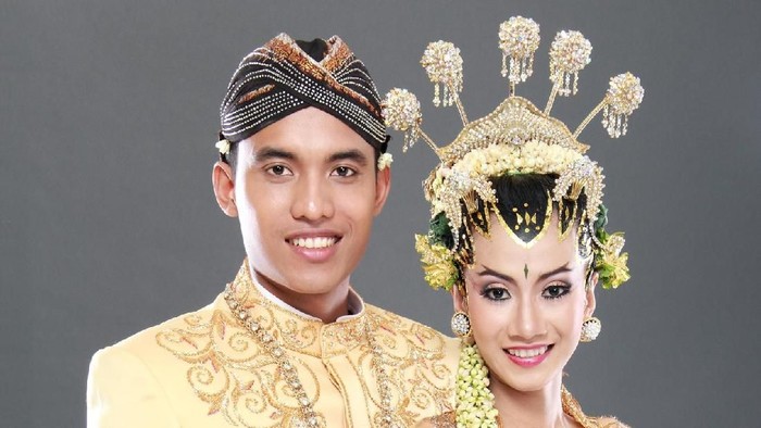 traditional java wedding couple husband and wife hold each other