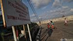 Lapangan Terendam Rob, Anak-anak Main Bola di Jalanan