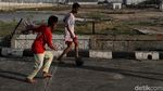 Lapangan Terendam Rob, Anak-anak Main Bola di Jalanan