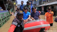 Ridwan Kamil dilabrak seorang warga Dayeuhkolot saat melakukan tinjauan banjir di Kecamatan Dayeuhkolot, Kabupaten Bandung.