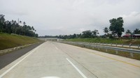 Mengutip Instagram Kementerian PUPR @kemenpupr, Presiden Joko Widodo dalam kunjungannya ke Sulawesi Utara, Senin (1/4) meninjau proyek pembangunan Jalan Tol Manado-Bitung. Tol sepanjang 39 km tersebut ditargetkan akan rampung pada Oktober tahun ini.Foto: Istimewa/Dok. PT Wijaya Karya (Persero) Tbk