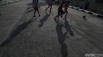 Lapangan Terendam Rob, Anak-anak Main Bola di Jalanan