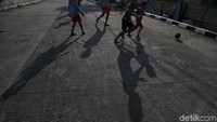 Mereka bermain sepakbola tanpa memakai alas kaki alias nyeker.