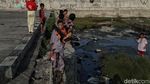 Lapangan Terendam Rob, Anak-anak Main Bola di Jalanan