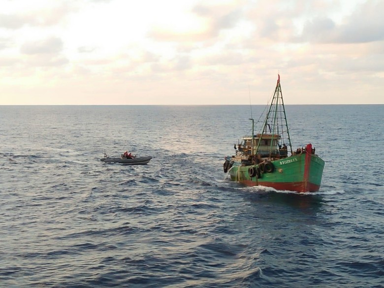 Dua Kapal Ikan Vietnam Ditangkap Koarmada di Laut Natuna Dua Kapal Ikan Vietnam Ditangkap Koarmada di Laut Natuna