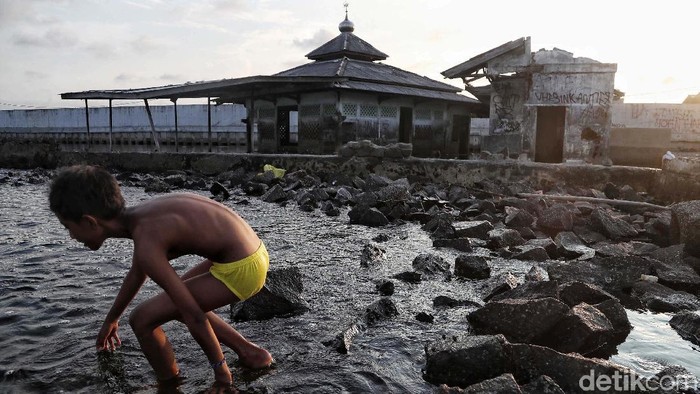 Mushola Waladuna di Muara Baru, Jakarta Utara, tidak terpakai karena terendam air laut. Penurunan permukaan tanah di Jakarta terus terjadi dan membuat air laut naik.
