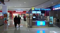 Tenant jajanannya pun beragam, dari Auntie Anne sampai Chatime ada di sini. Selama masa opening, Trans Studio Mall Cibubur juga menyediakan banyak promo dan diskon, serta acara hiburan. Jangan sampai terlewat ya traveler! (Wahyu/detikcom)