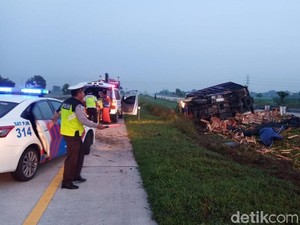 Truk Muat Jeruk Tabrak Median Jalan Tol Gempas, Sopir Tewas di Lokasi