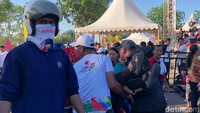 Sesaat setelah Jokowi naik ke panggung, panitia kampanye langsung sibuk mengawal sisi panggung. Rupanya ada beberapa orang yang pingsan. Foto: Ray Jordan/detikcom