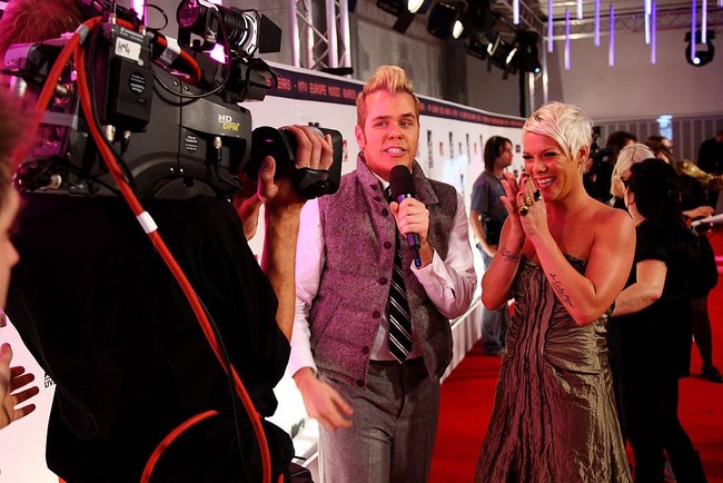 Meskipun sosoknya selalu jadi kontroversi, kepopuleran Perez Hilton terus menanjak setelah menulis blog selebriti. Dia pernah menjadi host pendamping MTV Europe Music Awards 2008, presenter MuchMusic Video Awards 2009, didapuk sebagai juri tamu Americas Next Top Model 2010, hingga tampil dalam serial televisi dan reality show. Foto: Dok. Getty Images