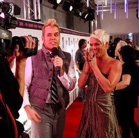 Meskipun sosoknya selalu jadi kontroversi, kepopuleran Perez Hilton terus menanjak setelah menulis blog selebriti. Dia pernah menjadi host pendamping MTV Europe Music Awards 2008, presenter MuchMusic Video Awards 2009, didapuk sebagai juri tamu Americas Next Top Model 2010, hingga tampil dalam serial televisi dan reality show. Foto: Dok. Getty Images