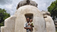 Rumah seluas 8 x 8 meter berbahan campuran semen, kapur, pasir, kayu, dan besi berbentuk rumah keong dan tahan gempa hingga 10 SR tersebut merupakan bantuan pihak Muhammadiyah Disaster Management Center (MDMC) bersama para donatur.ANTARA FOTO/Ahmad Subaidi.