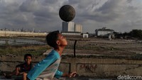 Bermain sepakbola ini biasa mereka lakukan saat sore hari. Mereka akan kembali ke rumah masing-masing setelah matahari beranjak tenggelam.